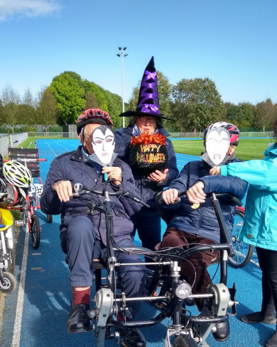 Adapted bike ride with masks