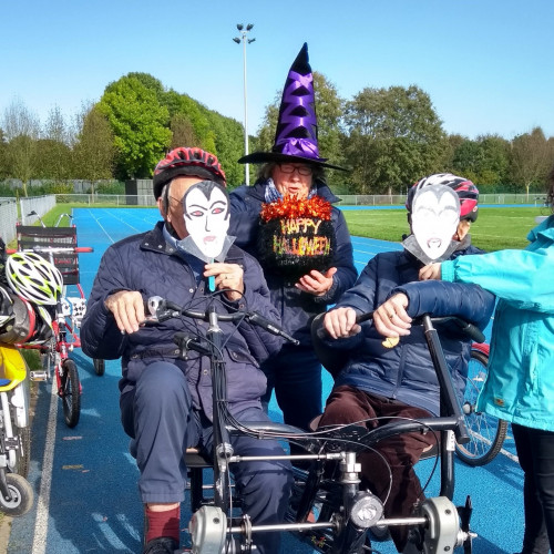 Adapted bike ride with masks